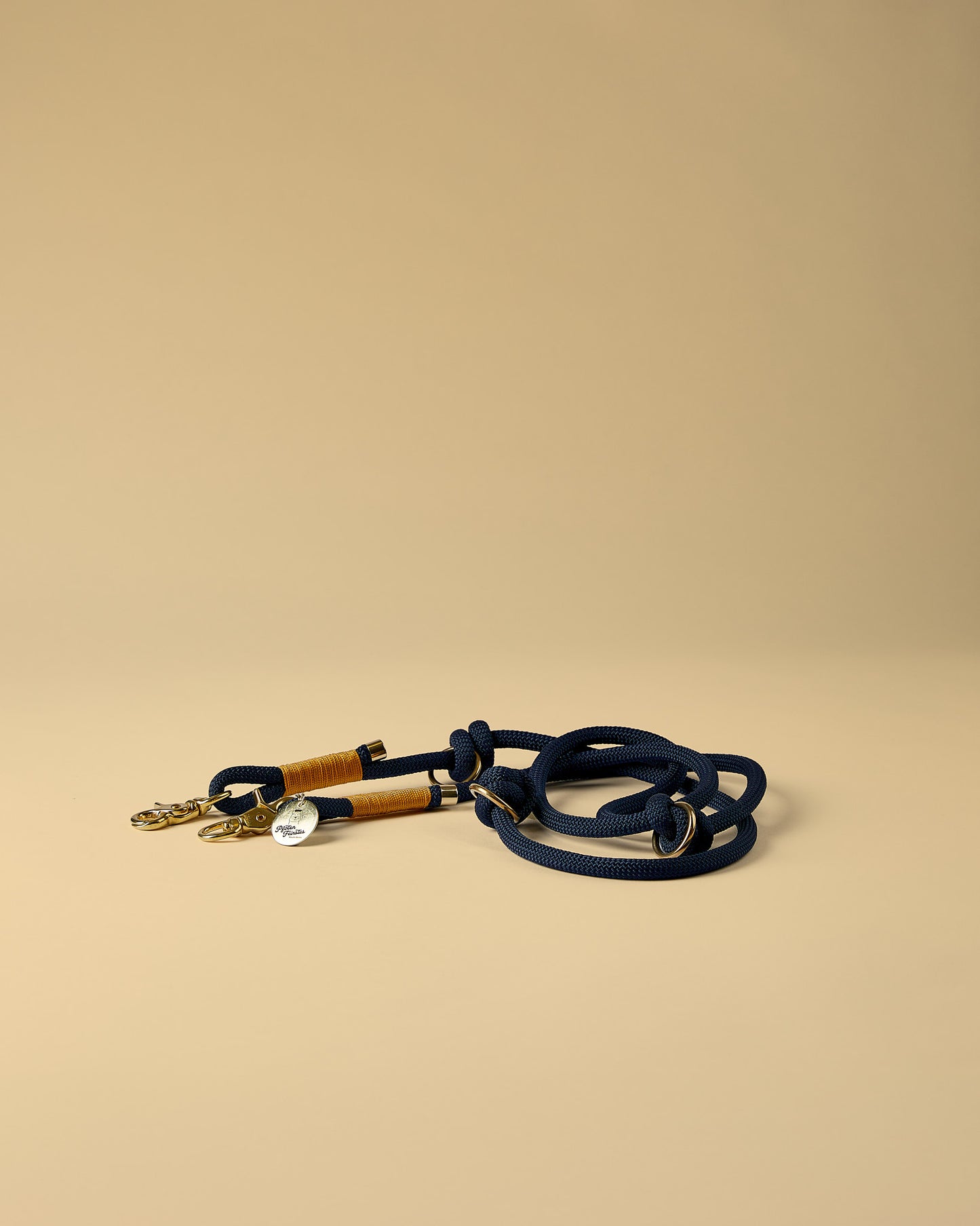 Verstellbare Hundeleine in Dunkelblau/Gold mit goldenen Beschlägen – elegante Premium-Leine für mittelgroße und große Hunde, handgemacht in Österreich