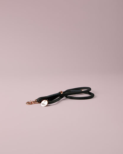 Hundeleine in Schwarz mit roségoldenen Beschlägen – elegante Premium-Leine, handgemacht in Österreich, für mittelgroße und große Hunde