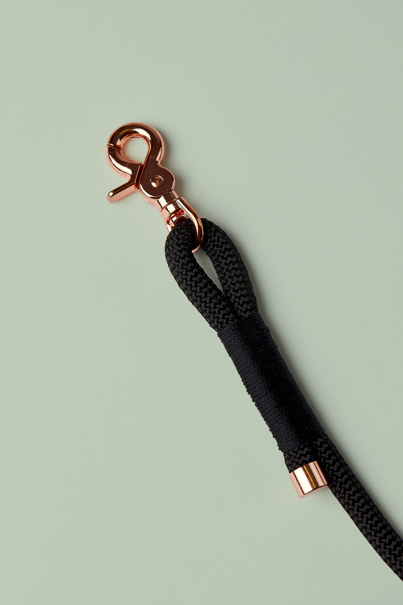 Hundeleine in Schwarz mit roségoldenen Beschlägen – elegante Premium-Leine, handgemacht in Österreich, für mittelgroße und große Hunde