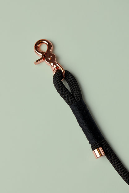 Hundeleine in Schwarz mit roségoldenen Beschlägen – elegante Premium-Leine, handgemacht in Österreich, für mittelgroße und große Hunde